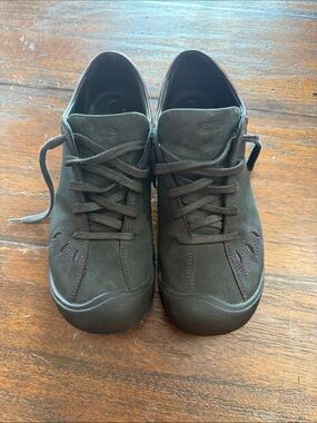 Keen women's Dark charcoal Suede Lace-Up  Barika Casual Sneakers